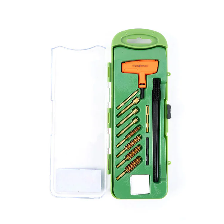 Как комплектът за почистване на пистолети поддържа дългосрочна грижа за огнестрелно оръжие при различни калибри?